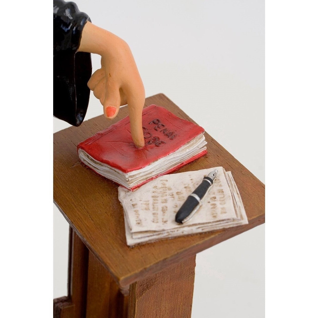 FO84011 Guilermo Forchino The Lady Lawyer | Figurines & Statues