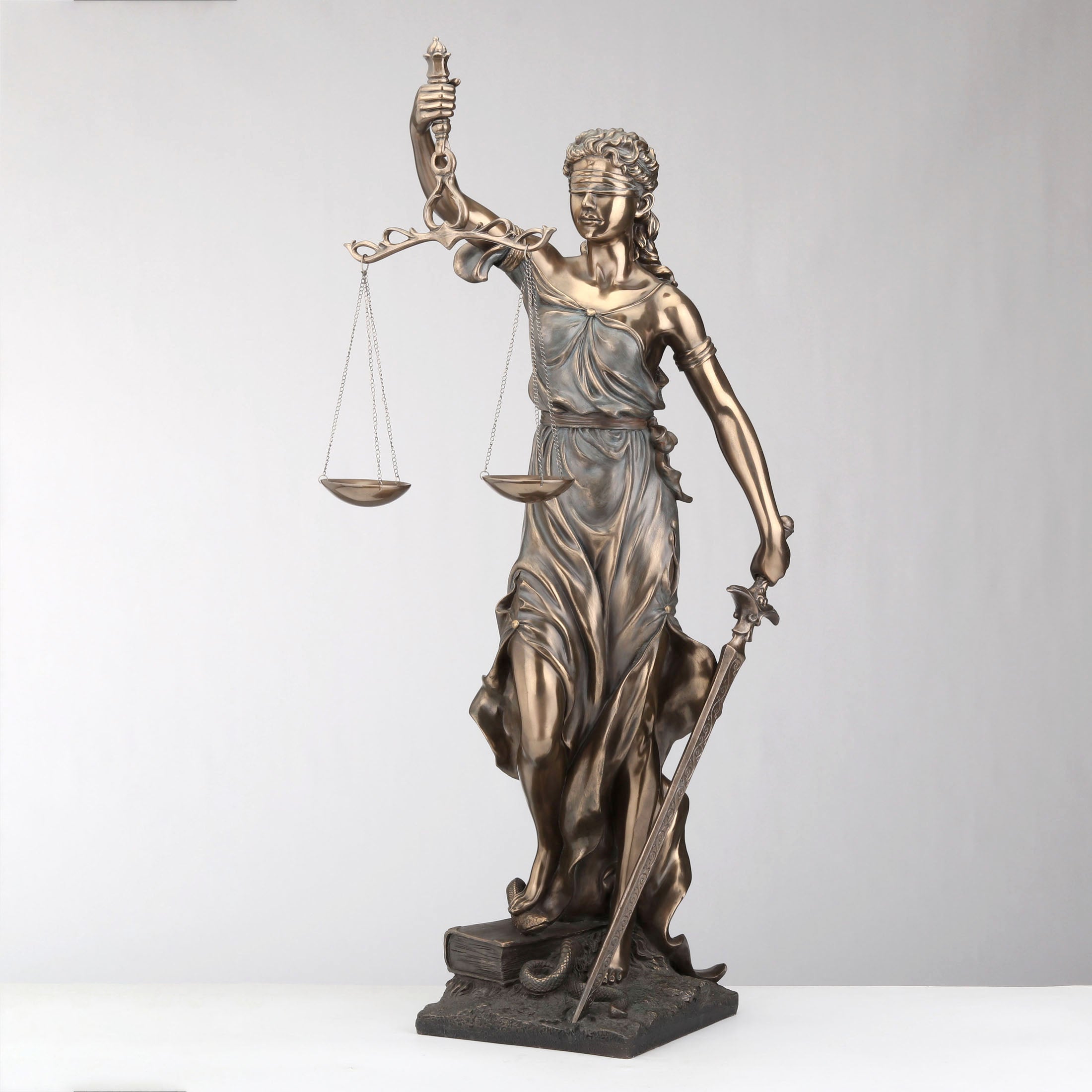 La Justice 28"