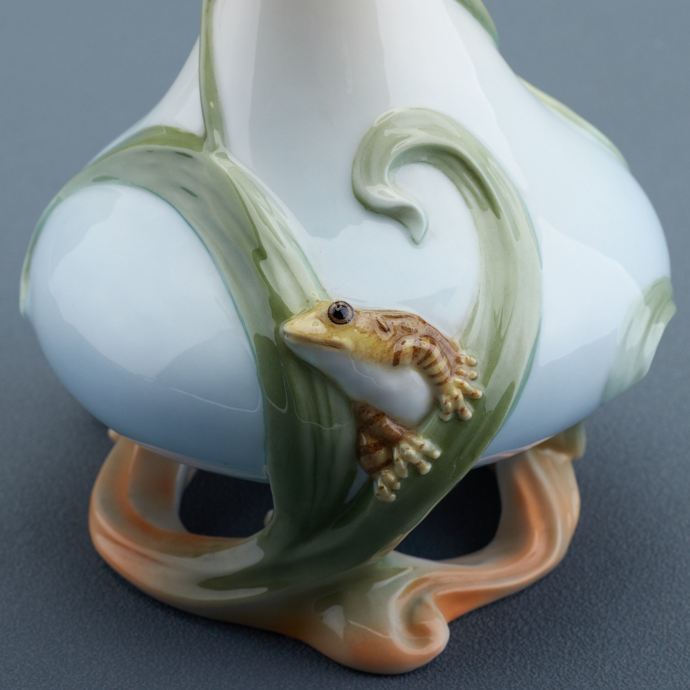Lily With Frog Suspended Vase
