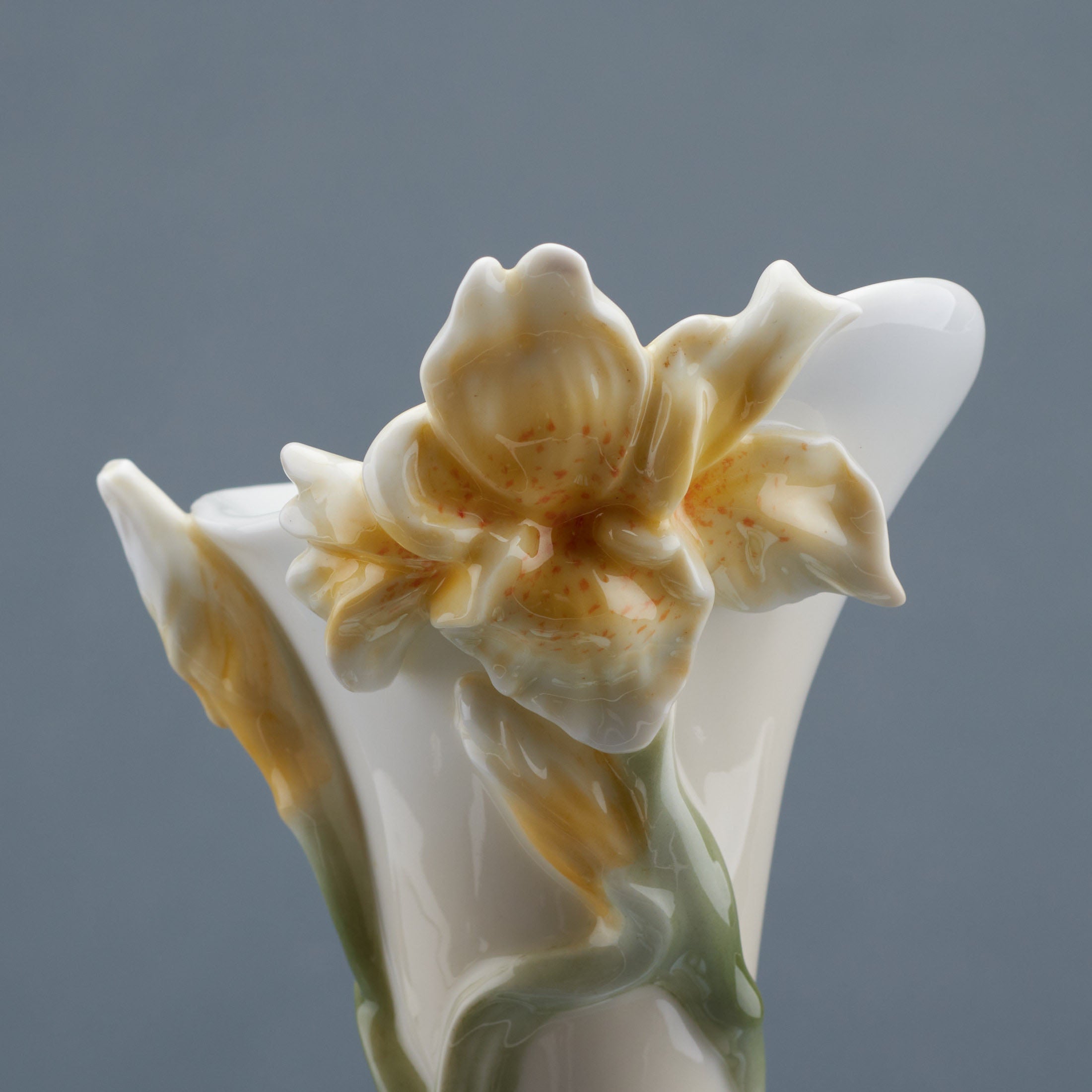 Lily With Frog Suspended Vase