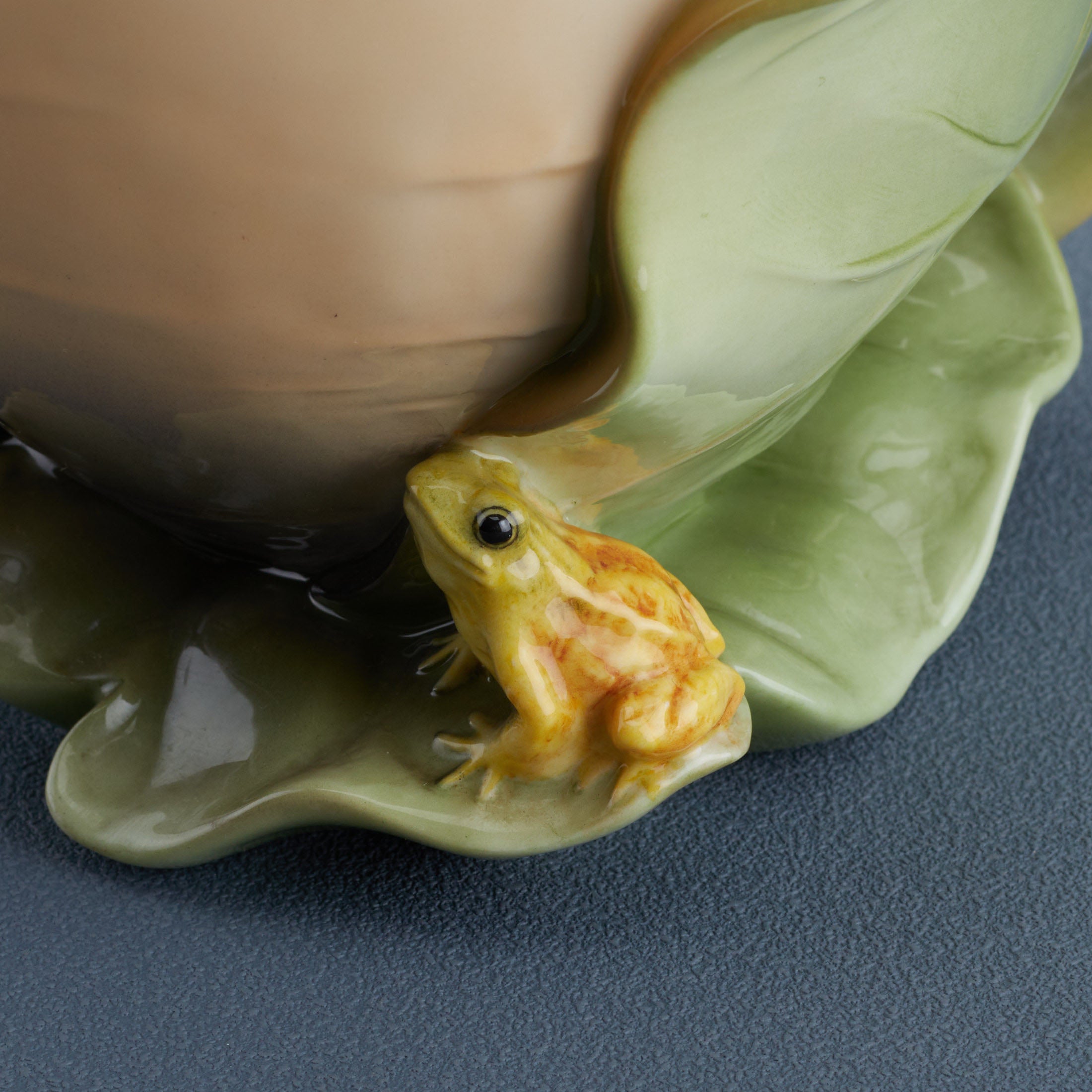 Wrapping Lotus Leaves Pitcher Vase