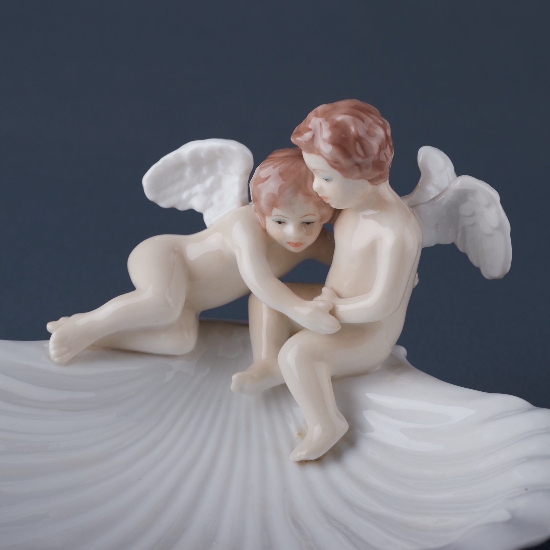 Cherubs On Scallop Shell Raised Dish