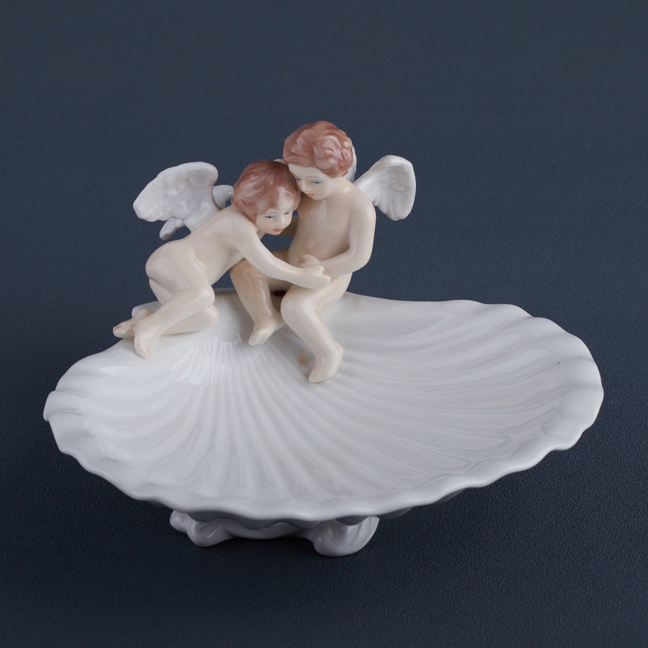 Cherubs On Scallop Shell Raised Dish