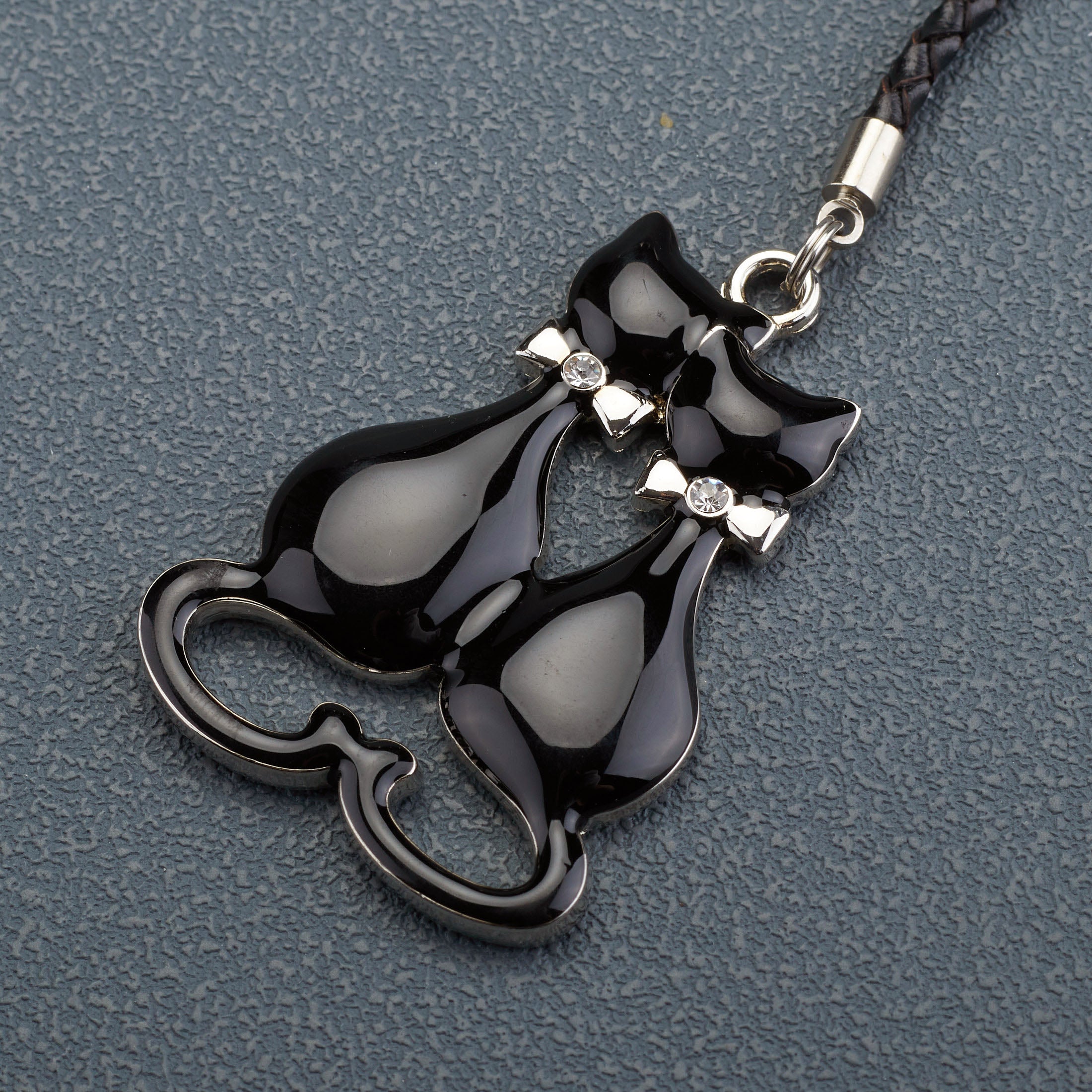 Cats Cuddling Keychain (Black)
