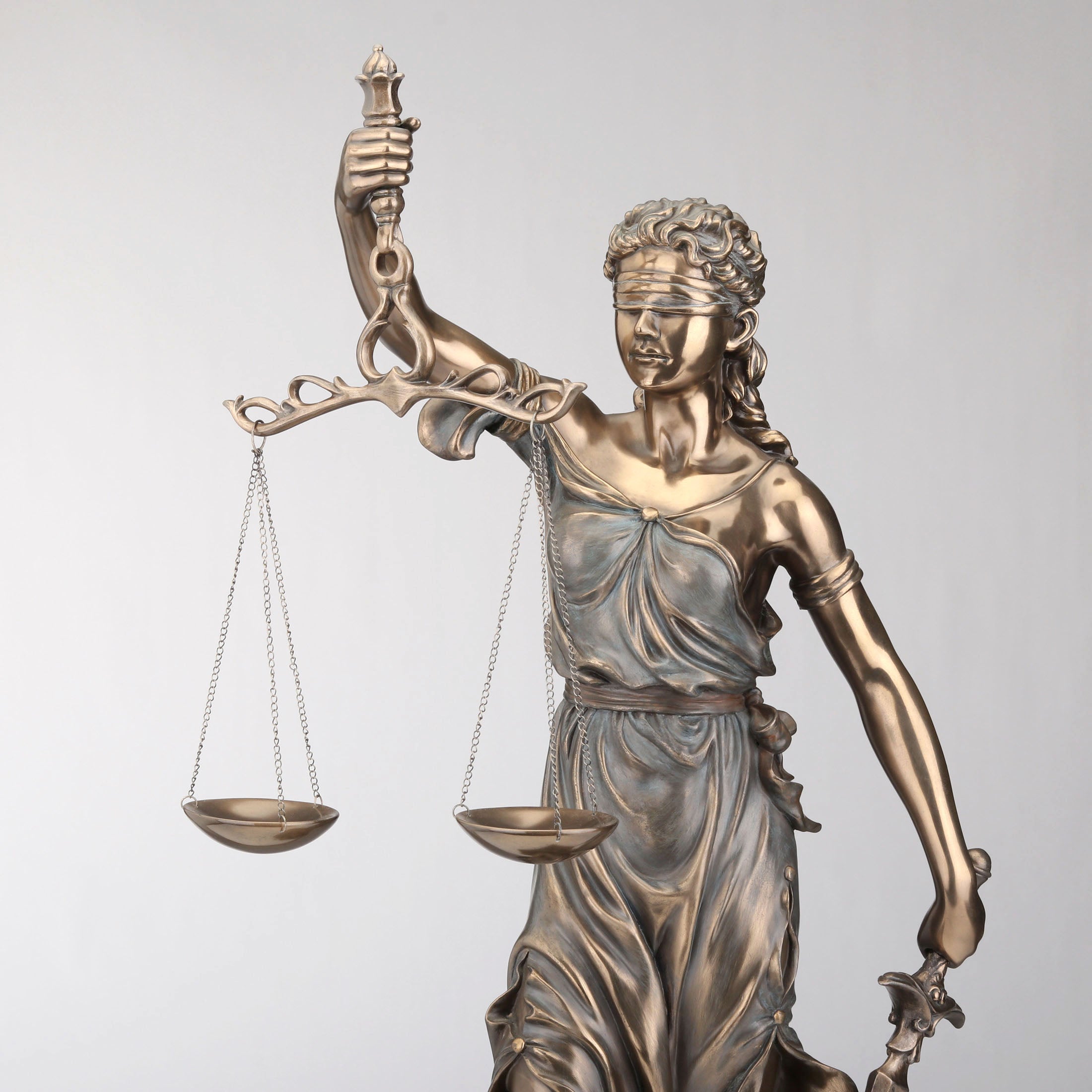 La Justice 28"