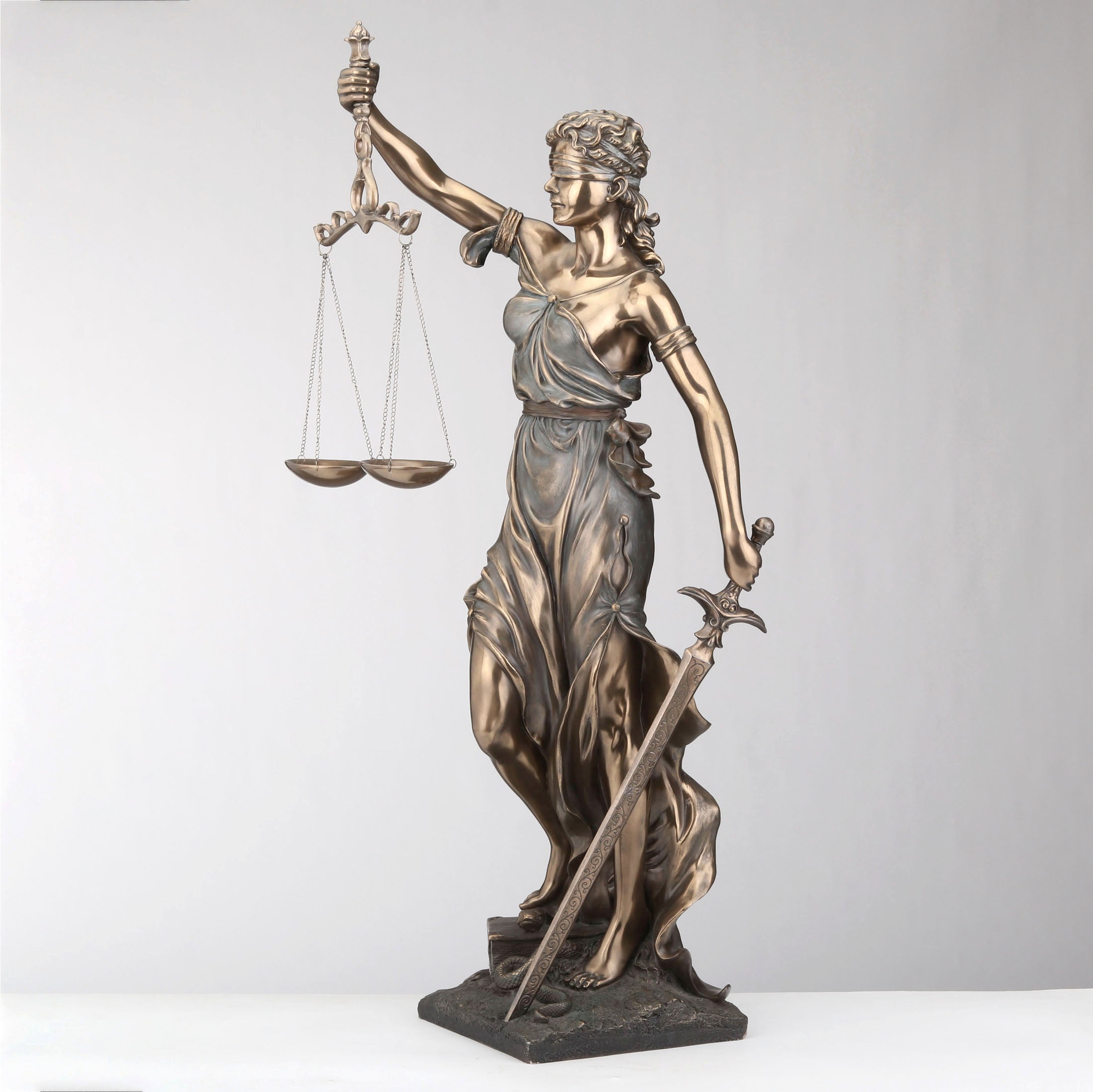 La Justice 28"