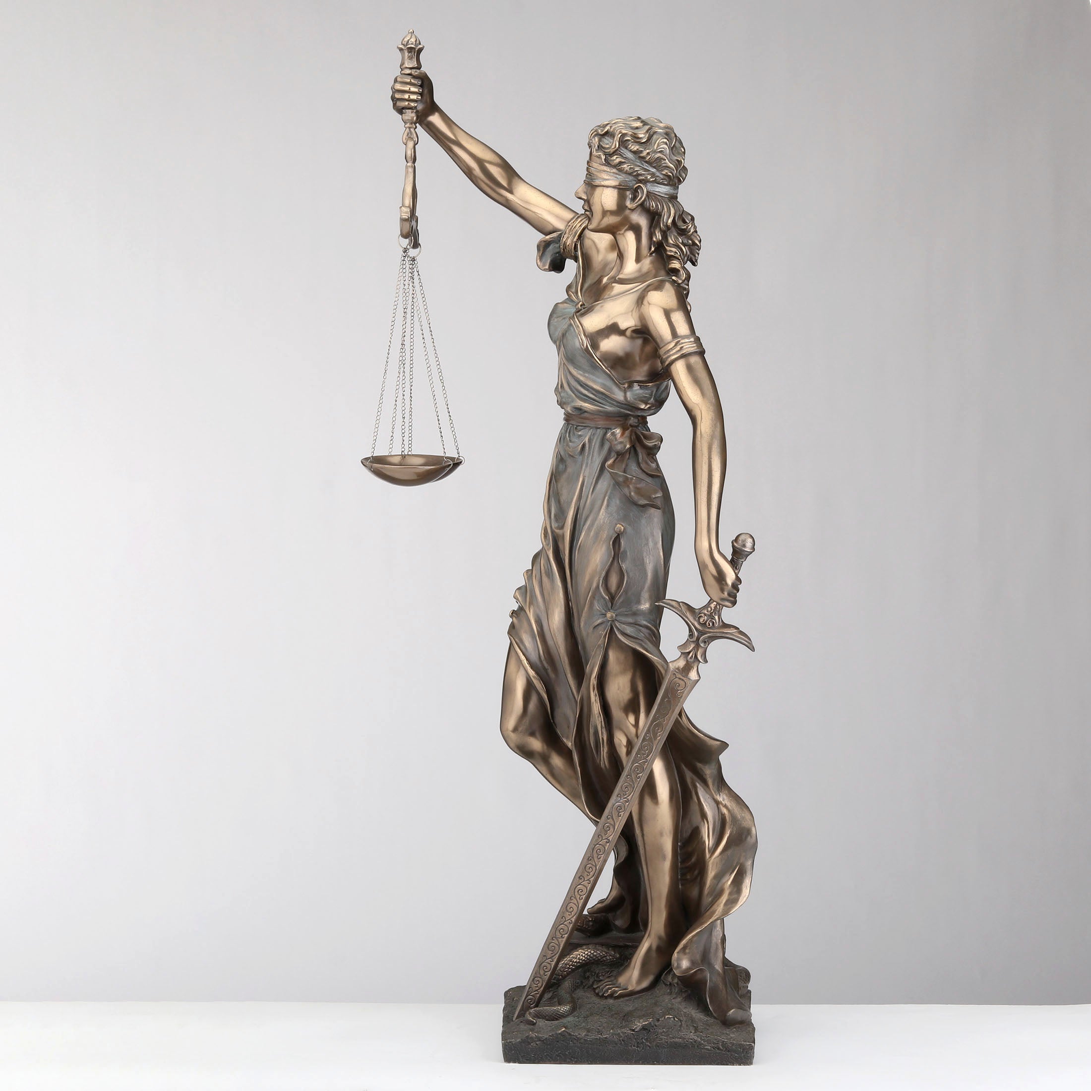 La Justice 28"