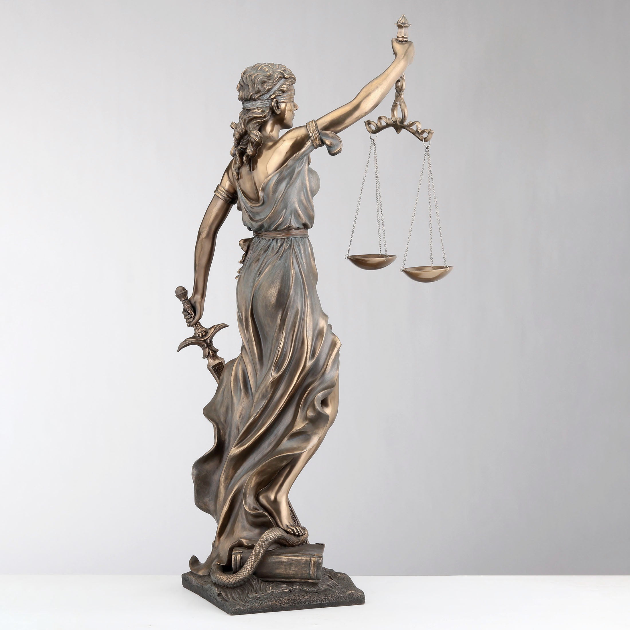 La Justice 28"