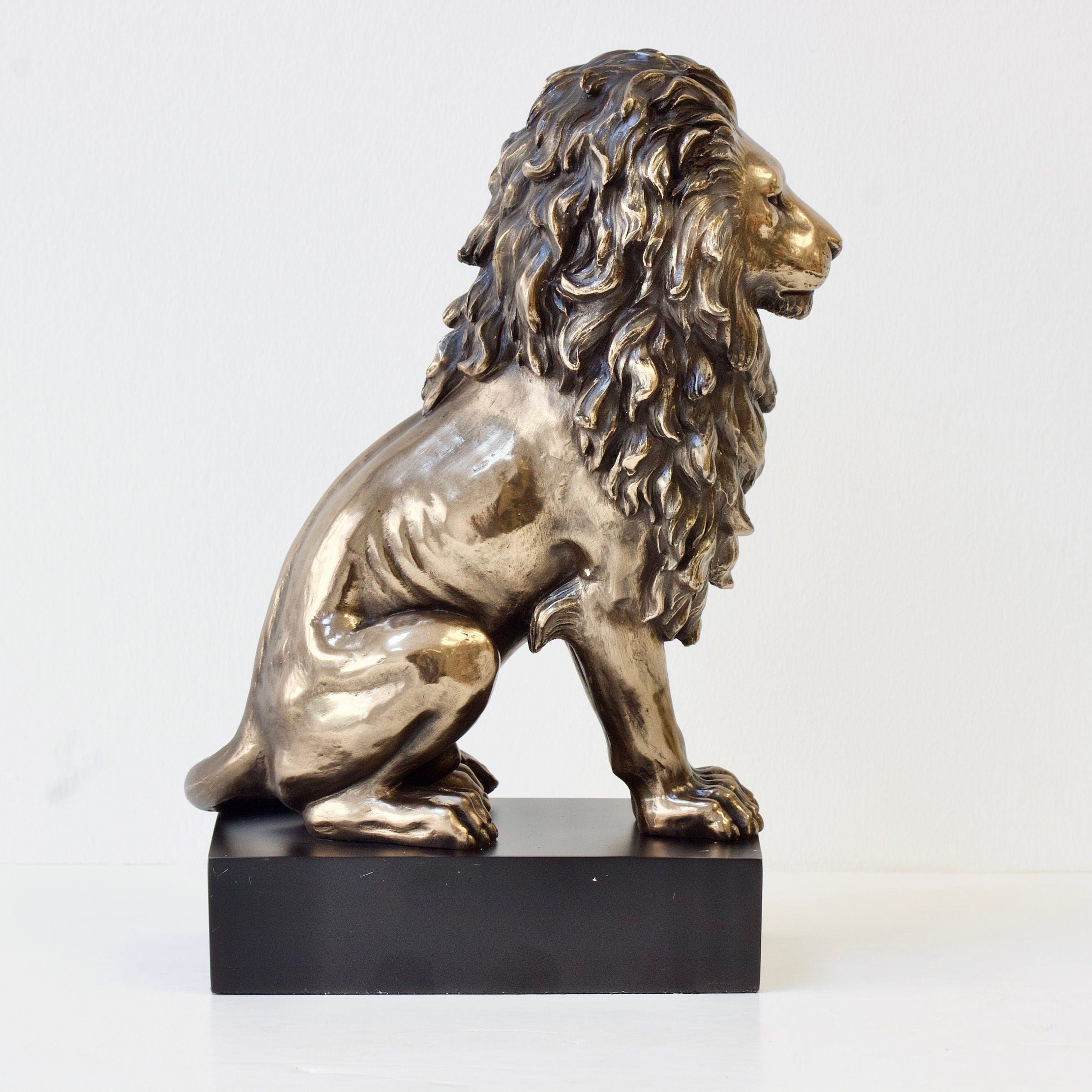 Lion Sitting on The Pedestal Statue
