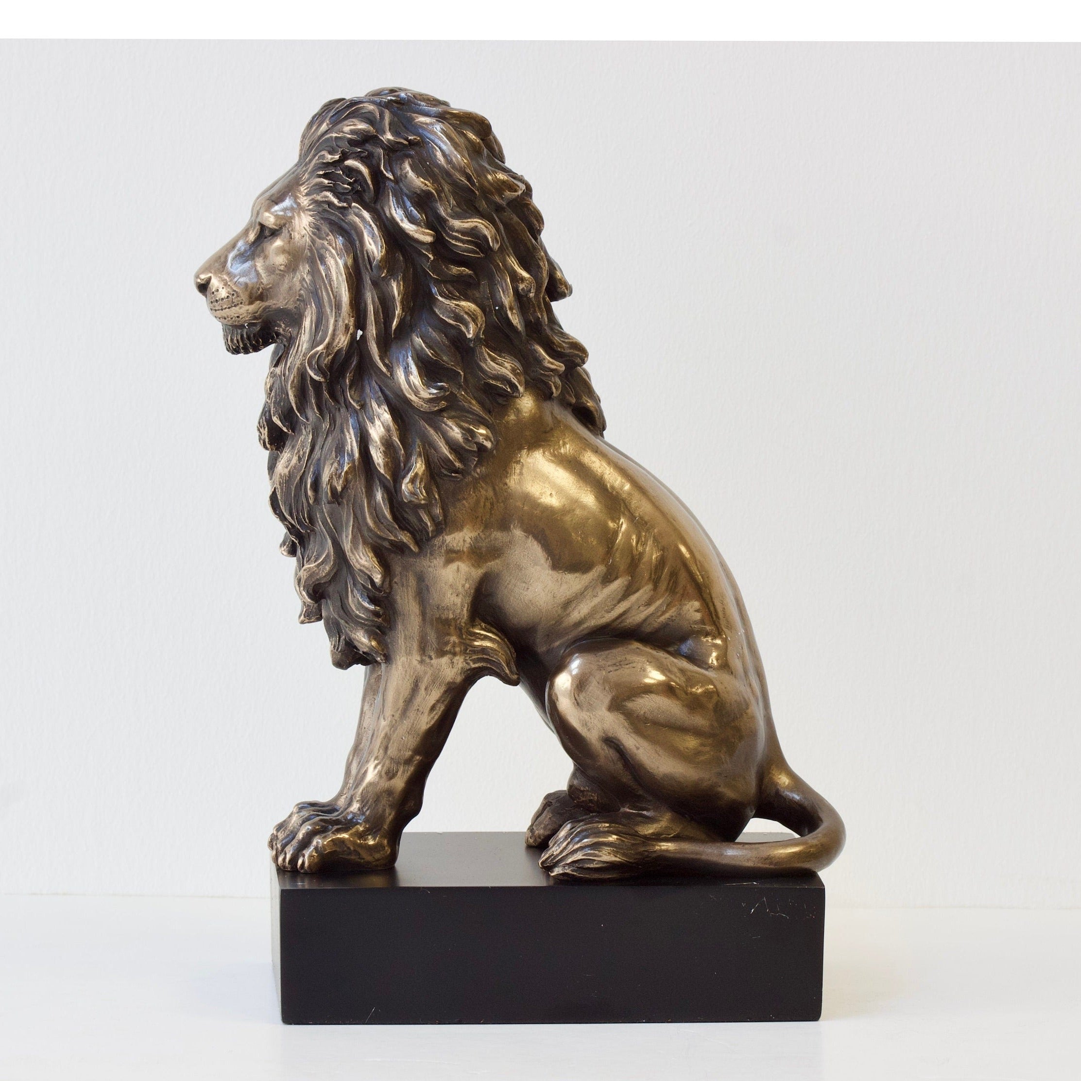 Lion Sitting on The Pedestal Statue