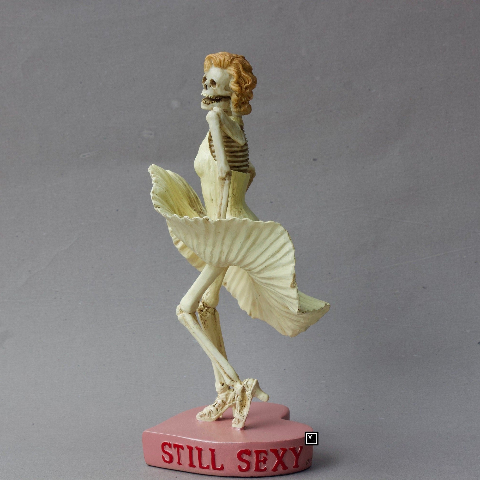 Skeleton Marilyn Monroe Polyresin Statue: Hand-Painted Collectible