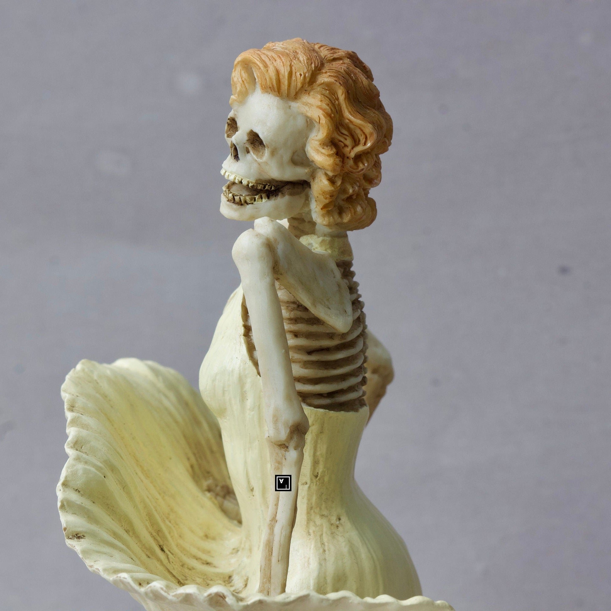 Skeleton Marilyn Monroe Polyresin Statue: Hand-Painted Collectible