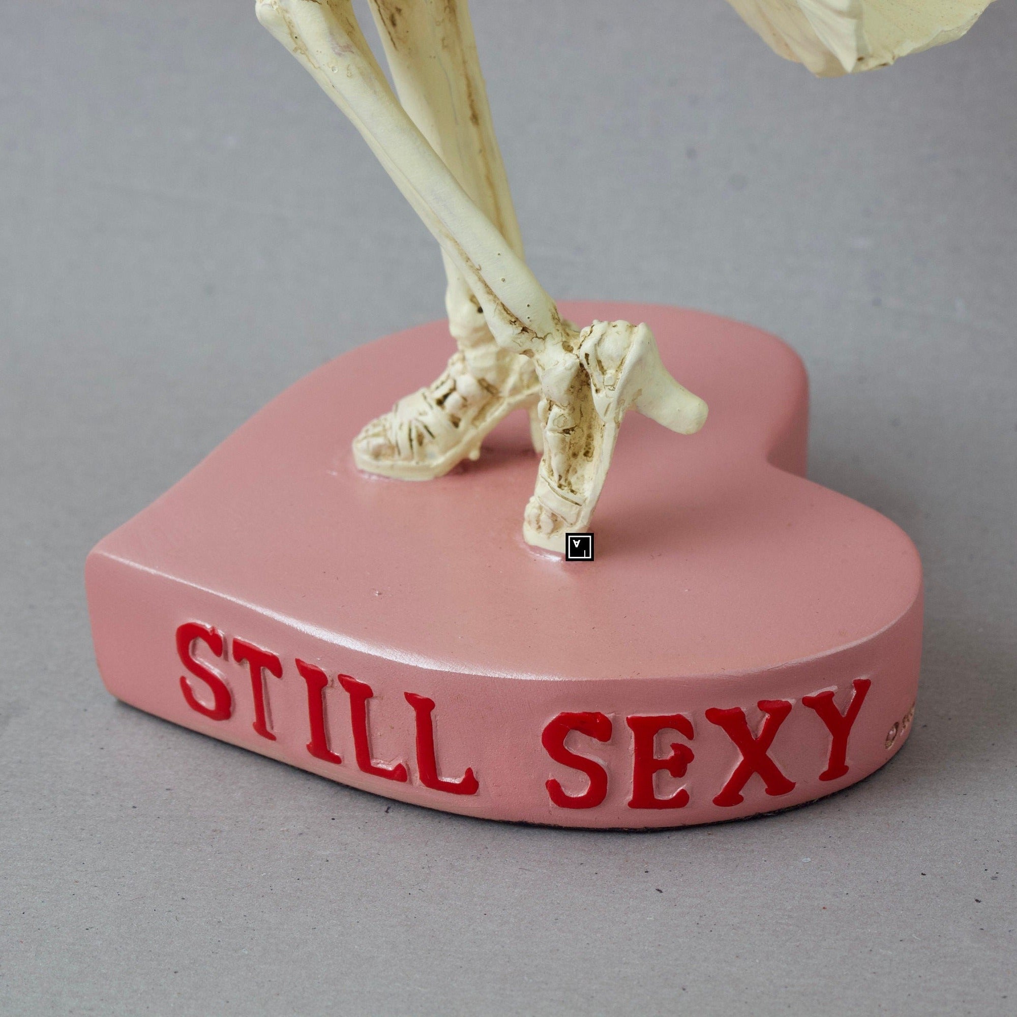 Skeleton Marilyn Monroe Polyresin Statue: Hand-Painted Collectible